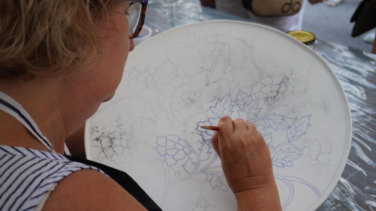 Una artesana trabaja una pieza de cerámica durante las jornadas celebradas en Manises.