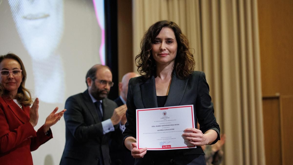 Isabel Díaz Ayuso posa tras recibir la distinción de Alumna Ilustre de la Universidad Complutense de Madrid