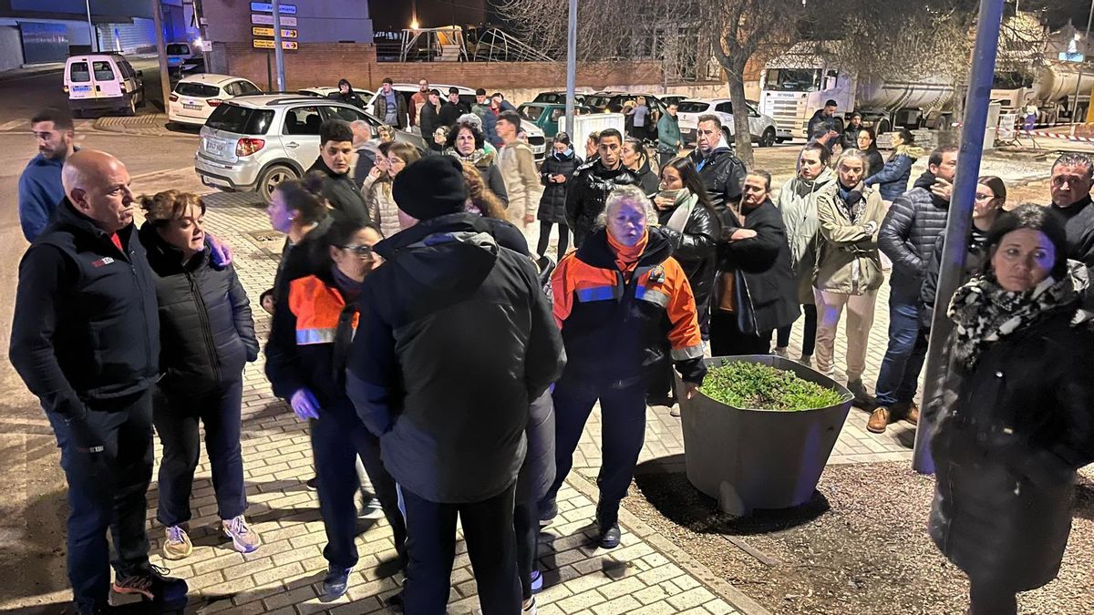 Servicios sanitarios y protección civil atienden a los heridos tras el descarrilamiento en Adamuz