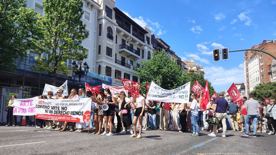 Manifestación en Cantabria en la tercera huelga del comercio textil: "Hoy no se compra"