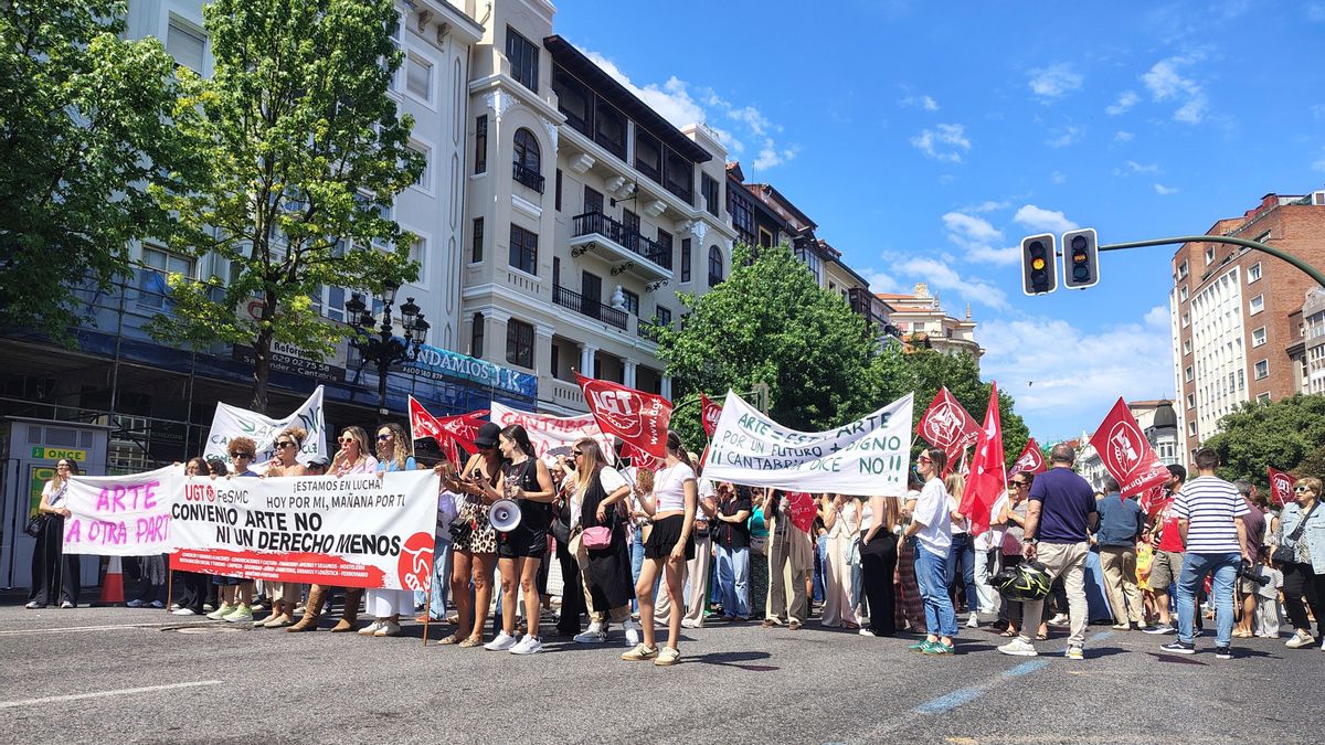 Manifestación en Cantabria en la tercera huelga del comercio textil: "Hoy no se compra"