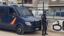 La Policía Nacional exhibe subfusiles de asalto en las vías del AVE en Murcia