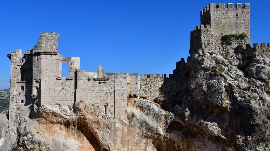 El pequeño pueblo que alberga un castillo de origen musulmán y una cueva famosa por sus pinturas rupestres y sus murciélagos