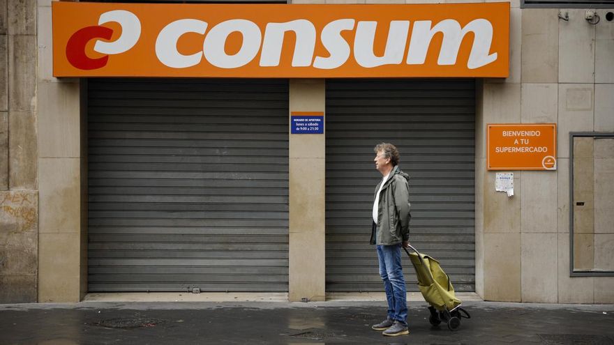 Supermercados cerrados por la alerta roja en Valencia, este lunes.