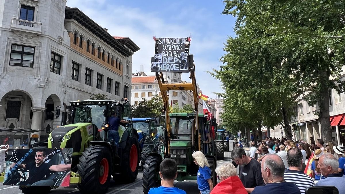 Una decena de tractores irrumpe en el centro de Santander en recuerdo a David Lafoz