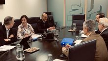 Basaguren, Elizondo y Legarda y, frente a ellos, Del Burgo y Urrutia, con el letrado del Parlamento, este lunes en Vitoria