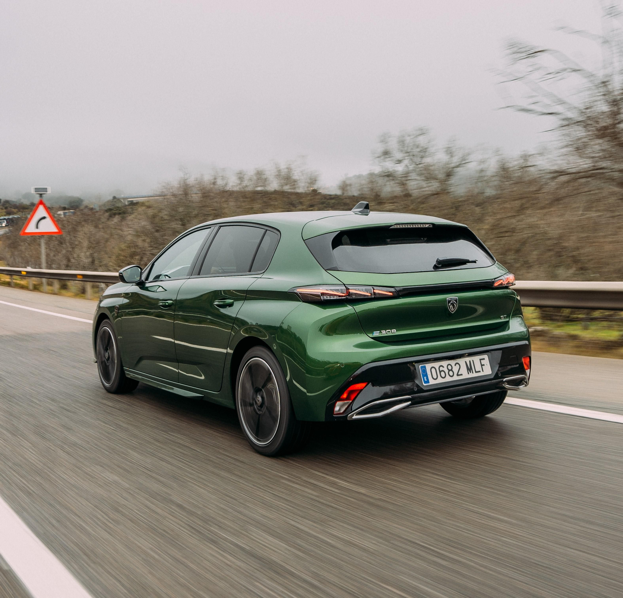 Vista lateral y trasera del Peugeot 308 eléctrico.