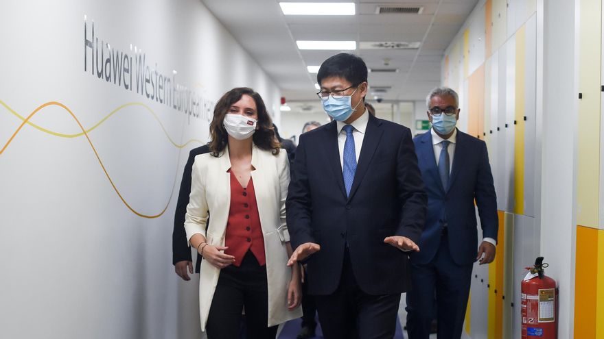 Archivo - La presidenta de la Comunidad de Madrid, Isabel Díaz Ayuso y el presidente de Huawei Europa, Li Peng, a su llegada a las instalaciones del Huawei European Tech Hub coincidiendo con el 20 aniversario de Huawei en España, en Huawei European Tech H