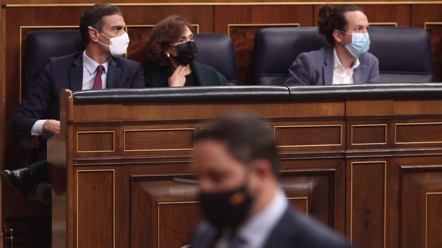 El presidente de Vox, Santiago Abascal, pasa por delante del presidente del Gobierno, Pedro Sánchez; la vicepresidenta primera, Carmen Calvo; y el vicepresidente segundo del Gobierno, Pablo Iglesias