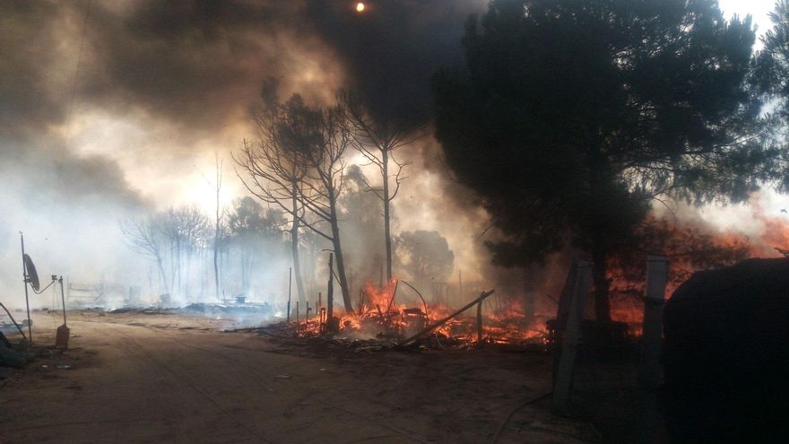 Archivo - Imagen de archivo de un incendio chabolista en Lucena del Puerto (Huelva).