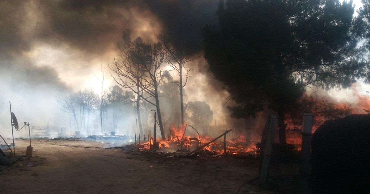 Las ONG piden regularizar a los migrantes que perdieron sus documentos en el incendio de trece chabolas en Huelva