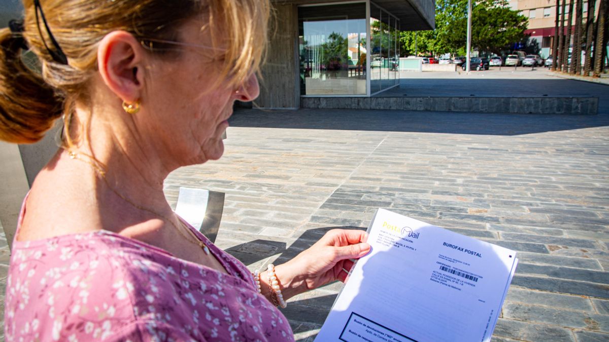 Encarna mostra l'últim burofax enviat pels serveis de SAREB on se l'insta a abandonar l'habitatge o ser desallotjada per la força pública.