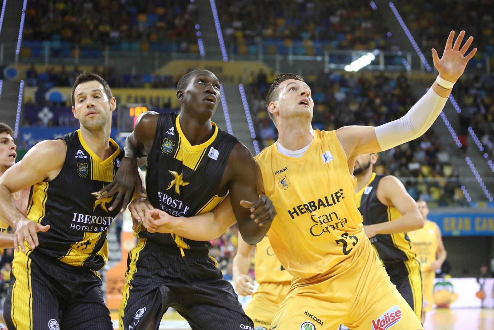 Partido entre el Herbalife Gran Canaria e Iberostar Tenerife en el Gran Canaria Arena. (Alejandro Ramos).
