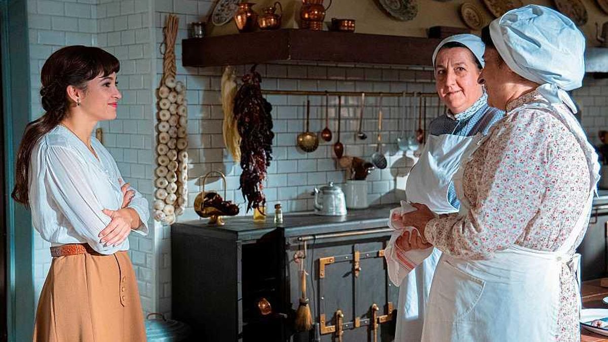 Catalina junto a las cocineras en 'La Promesa'