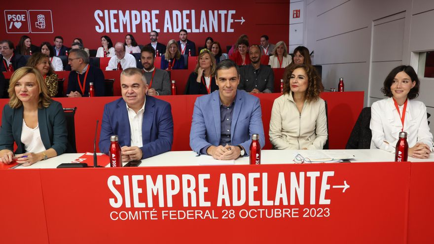 El presidente del Gobierno en funciones y líder socialista Pedro Sánchez (c) junto a la vicesecretaria general María Jesús Montero (2d) y el secretario de Organización, Santos Cerdán (2i), entre otros, durante la reunión de Comité Federal del PSOE, este sábado en la sede de Ferraz, en Madrid. EFE/ Kiko Huesca