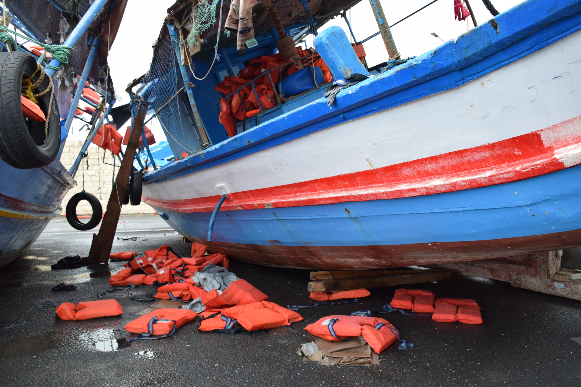 Los chalecos salvavidas se encuentran en el suelo junto a los barcos que se quedan en el puerto de Pozzallo, en Sicilia. // Fotografía: Luca Visone / MSF