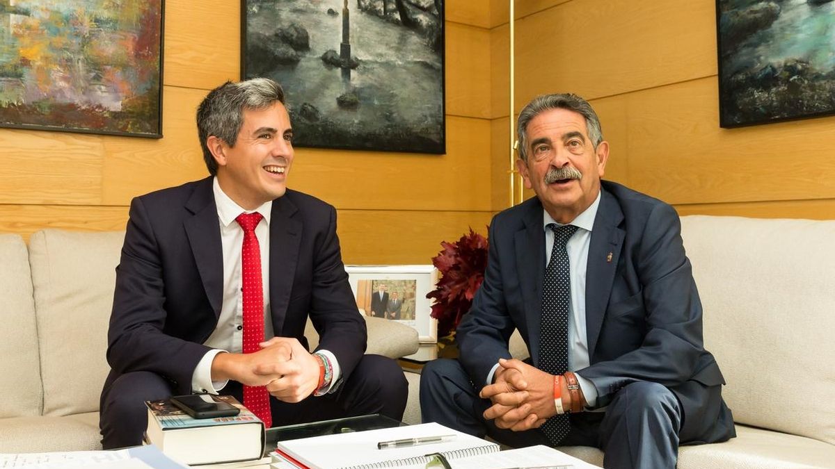 Pablo Zuloaga (PSOE) y Miguel Ángel Revilla (PRC) en una reunión. | ARCHIVO