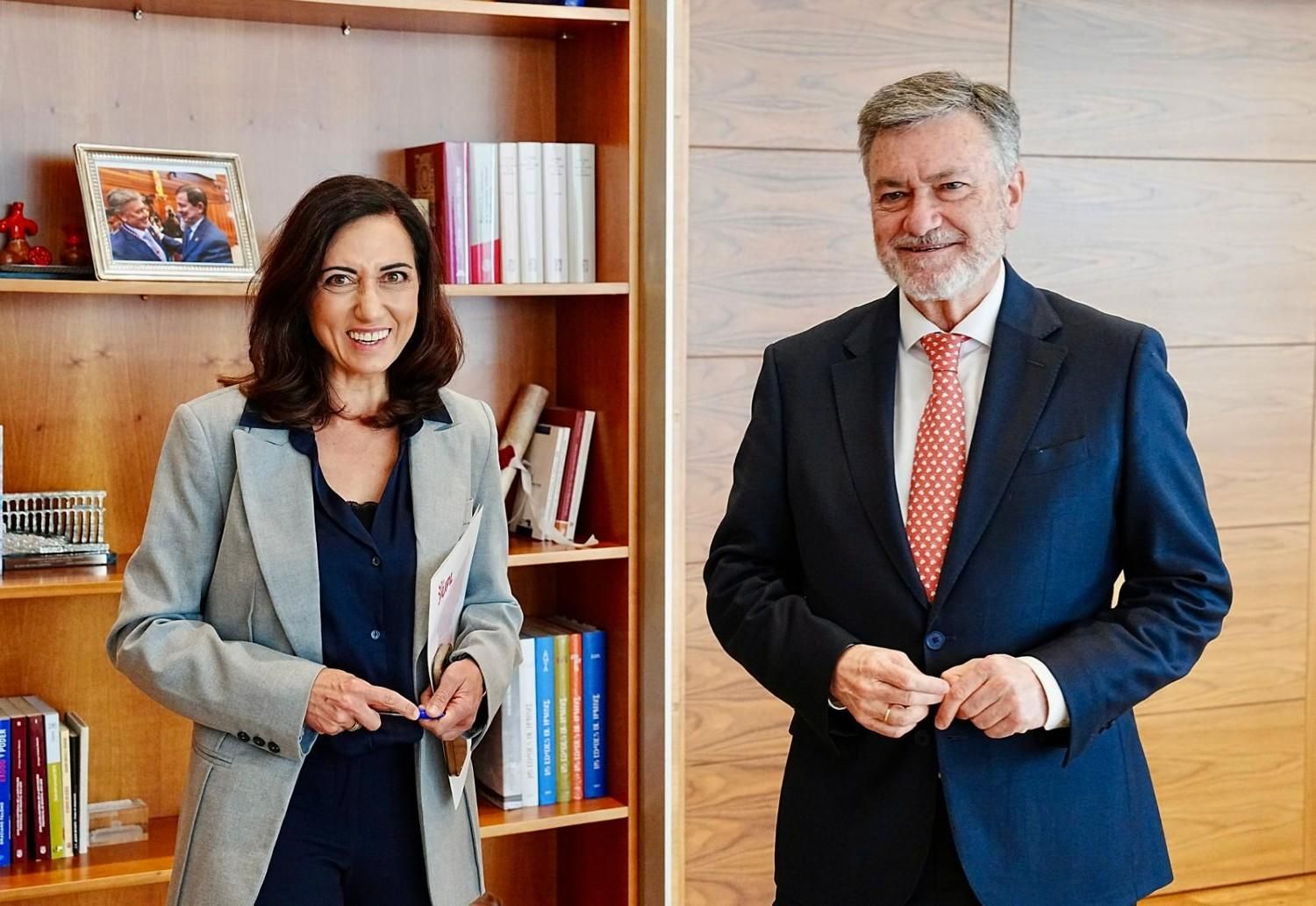 Alicia Gallego (UPL) y Francisco Vázquez, presidente de las Cortes de Castilla y León.