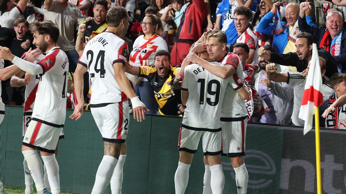 El Rayo Vallecano celebra su victoria en las semifinales de la Conference sacando una bandera palestina