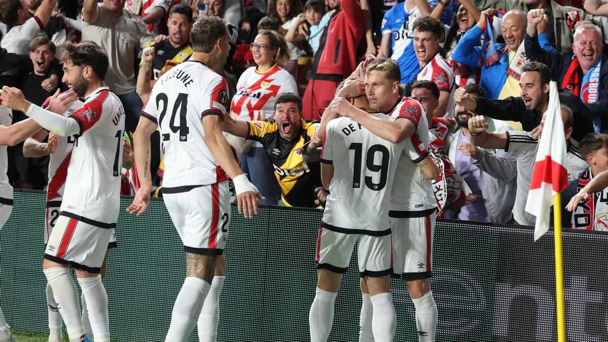 Rayo Vallecano celebra victoria con bandera palestina en Conference - tecnología news from elDiario.es