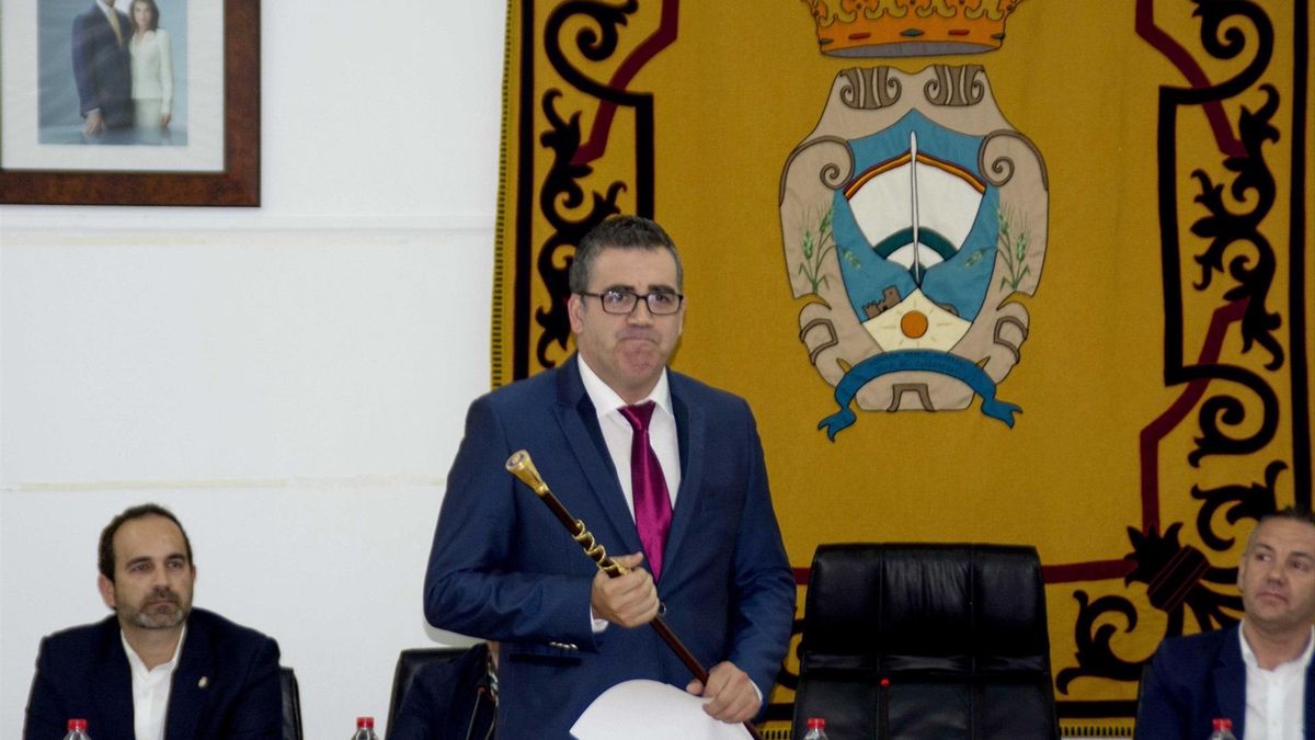 Felipe Cayuela, en 2018, en su primera toma de posesión como alcalde. A su derecha, José Luis Amérigo