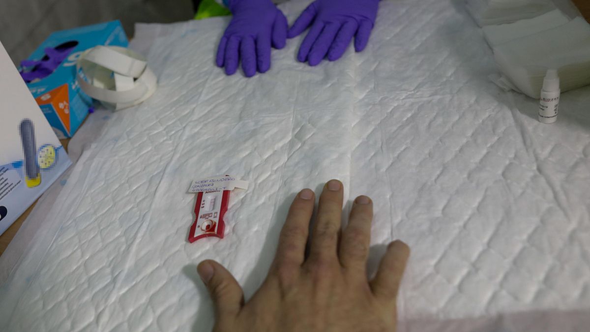 Un sanitario se hace el test para diagnosticar el Covid-19, foto de archivo
