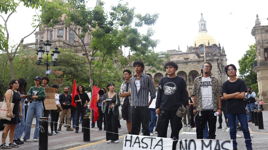 Universitarios exigen la identificación de los cuerpos hallados en fosa en oeste de México