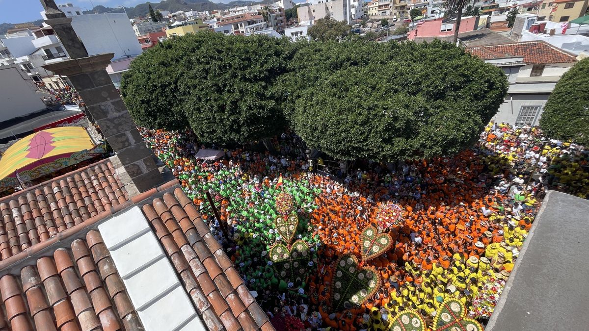 Las calles de la localidad tinerfeña de Tejina, en La Laguna, se han teñido este domingo de colores con la celebración del Día de los Corazones.