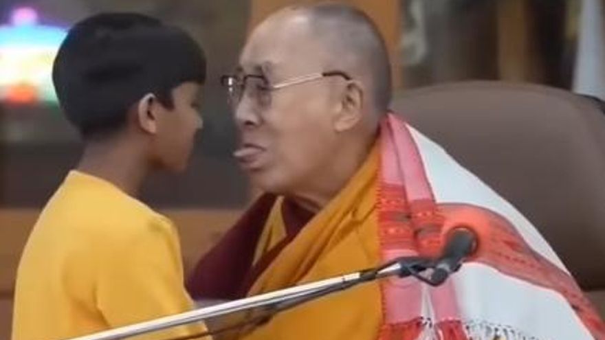 El Dalái Lama pide disculpas por pedir a un niño que "chupe su lengua"