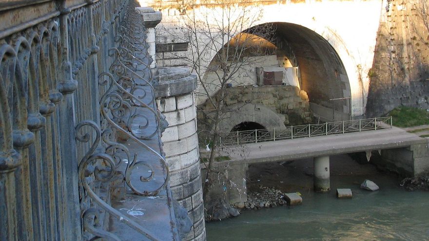 Salida al Tíber de la Cloaca Máxima.