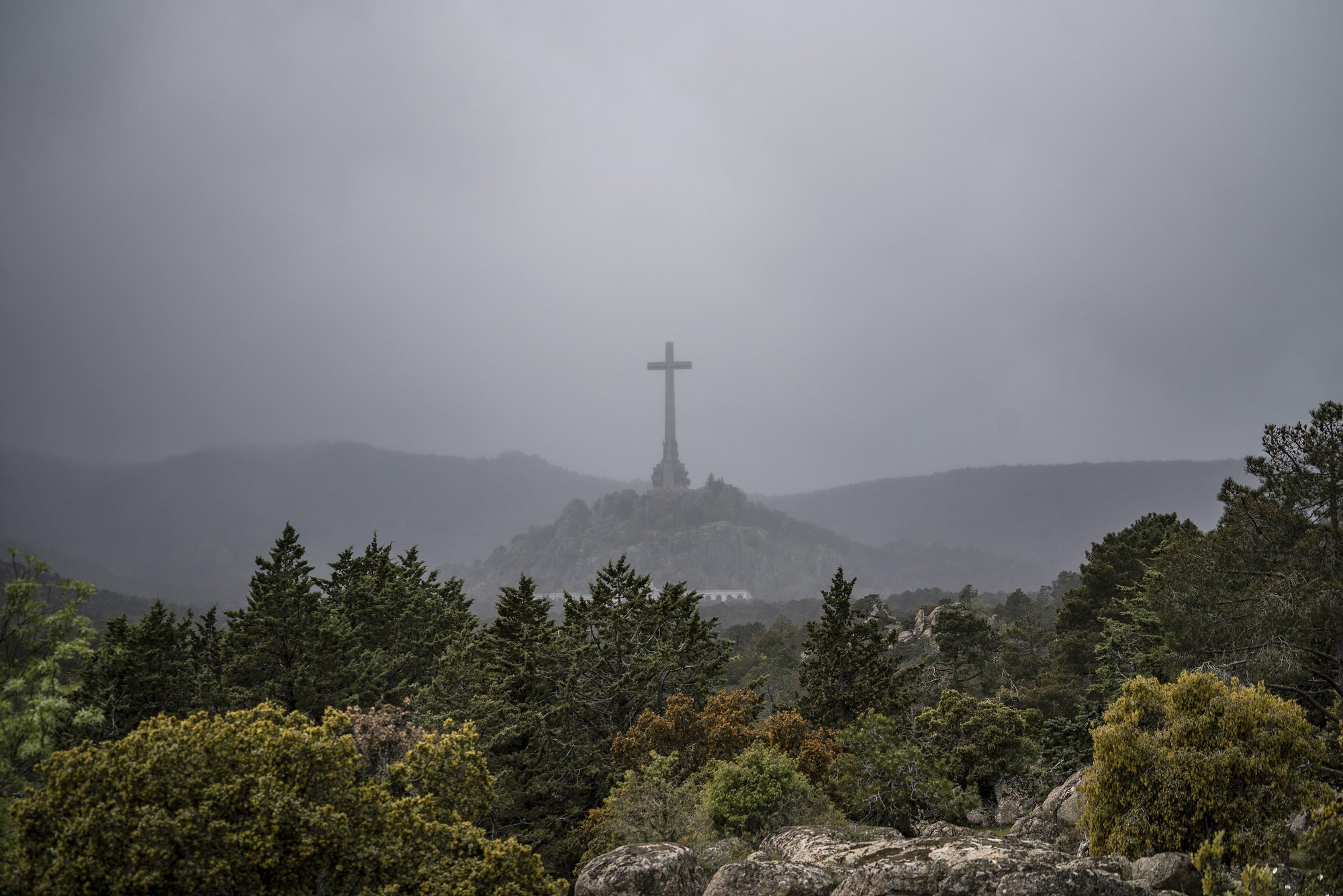 Vista de la cruz sobre el Risco de la Nava desde la zona en la que se ubicaban los barracones de las viviendas del destacamento dedicado a las obras de la carretera
