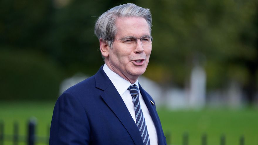 El secretario del Tesoro de los Estados Unidos, Scott Bessent, habla con los periodistas frente al Ala Oeste de la Casa Blanca.