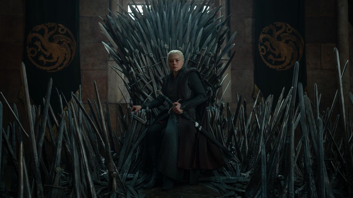 Rhaenyra Targaryen en el Trono de Hierro al final del segundo episodio de la temporada 3 de 'La casa del dragón'