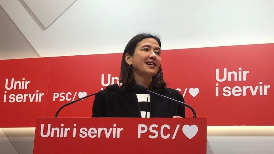 La portavoz del PSC, Núria Parlon, en una rueda de prensa en la sede del partido.