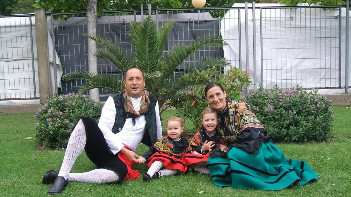 Candela Villoslada con su familia vestidos con el traje regional de La Rioja