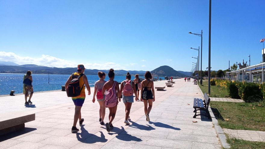 Jóvenes paseando en Santoña horas antes de decretarse el cordón sanitario.