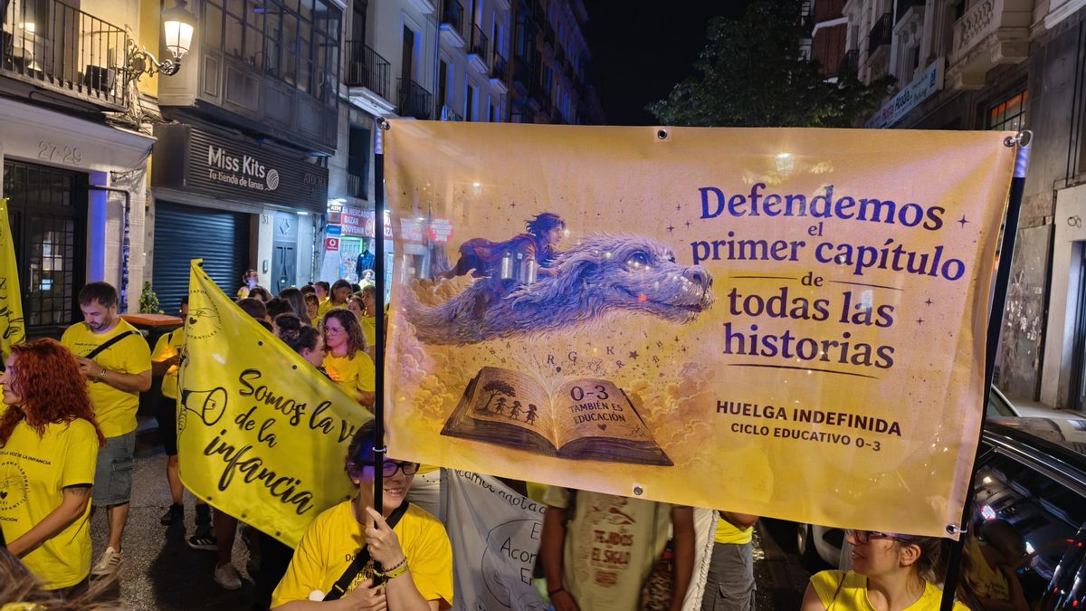 Educadoras infantiles en la manifestación nocturna en Madrid