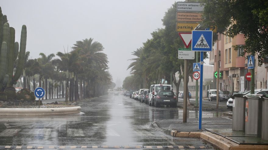 Vuelos desviados, barrancos corriendo y algunos cortes de suministro: la borrasca Óscar se hace notar en las islas occidentales de Canarias