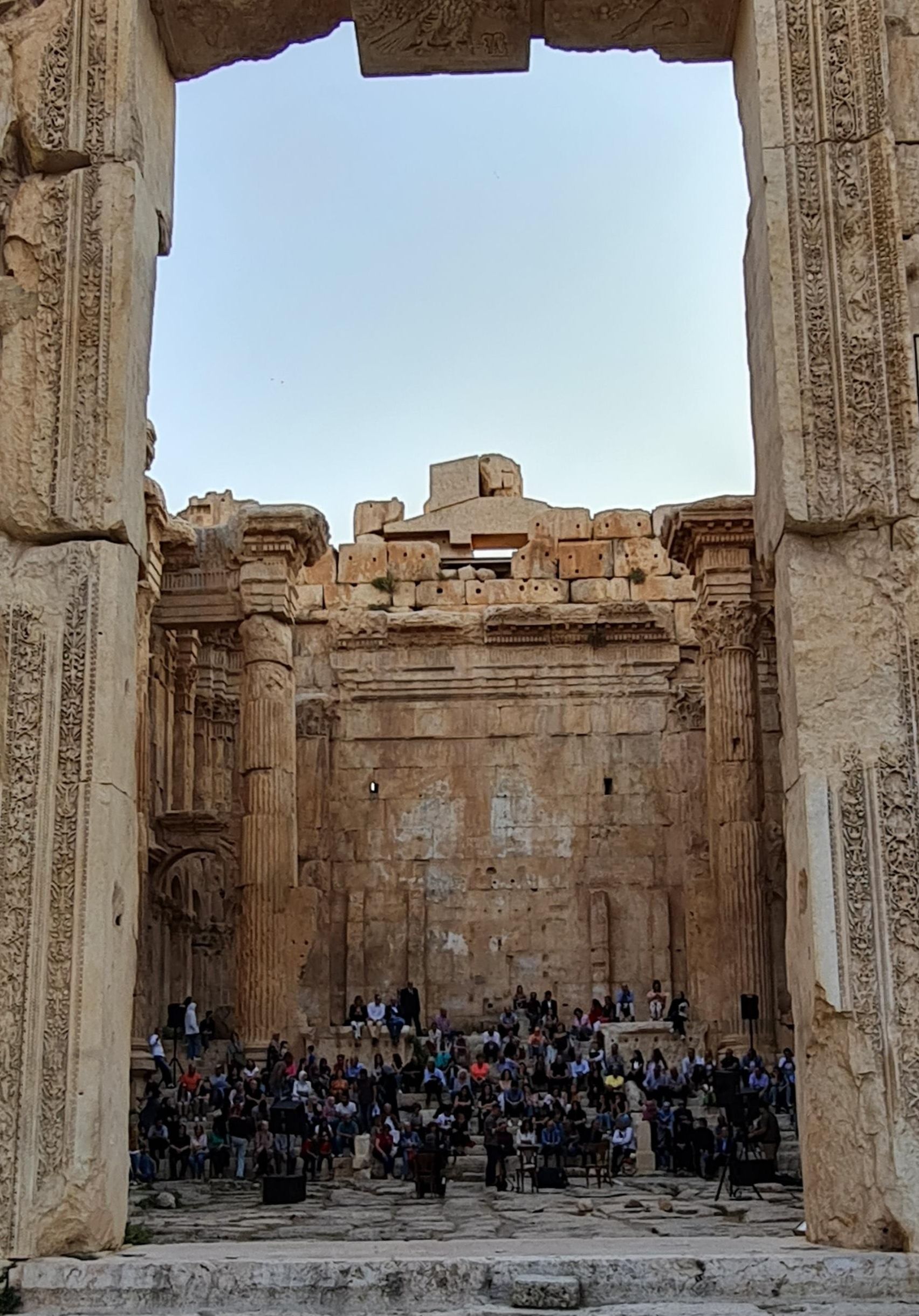 Público en el templo de Baco de Baalbek antes del concierto