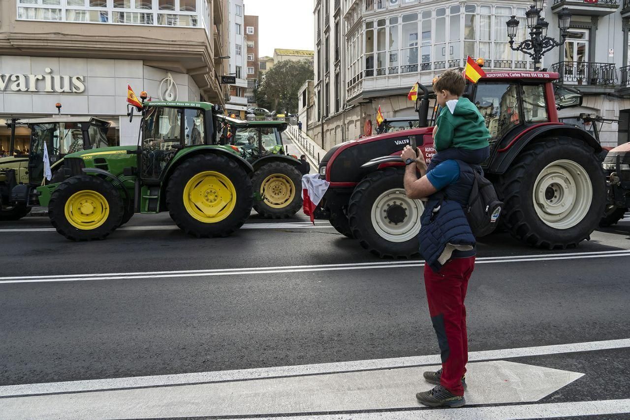 Manifestación de agricultores y ganaderos en Santander. | JOAQUÍN GÓMEZ SASTRE