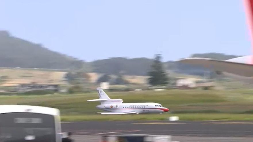 Momento del despegue del Falcon donde regresa el Papa a Roma desde el aeropuerto de Tenerife Norte.
