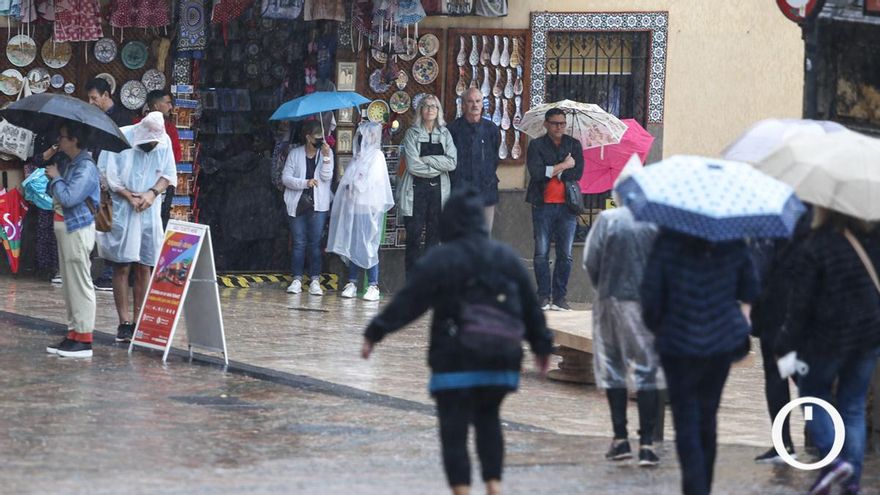El ambiente lluvioso marcará el cierre del Puente de la Inmaculada en Córdoba