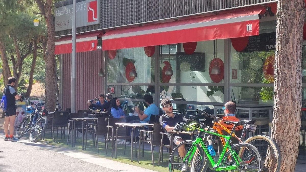 Varios ciclistas en una terraza de Madrid Río, con sus bicis aparcadas junto al establecimiento.