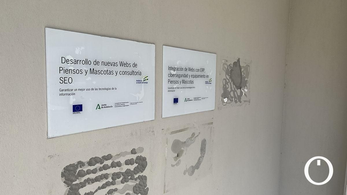 Placas en la antigua nave de Pienso y Mascotas en Rabanales 21