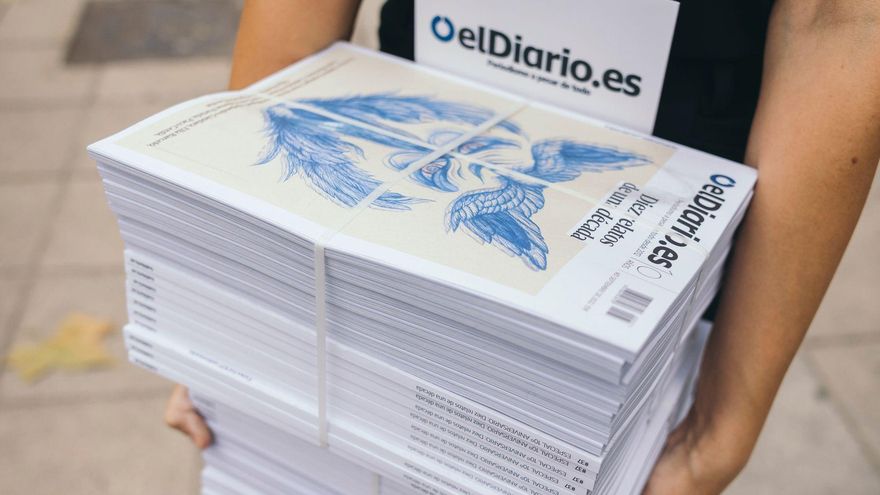 Ejemplares de la revista conmemorativa de elDiario.es.