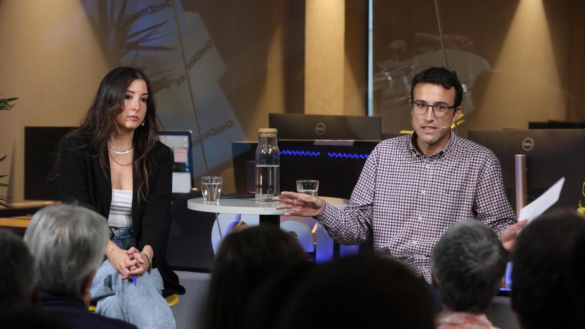 Gabriela Sánchez junto a Javier Biosca durante el encuentro con socios en la redacción.