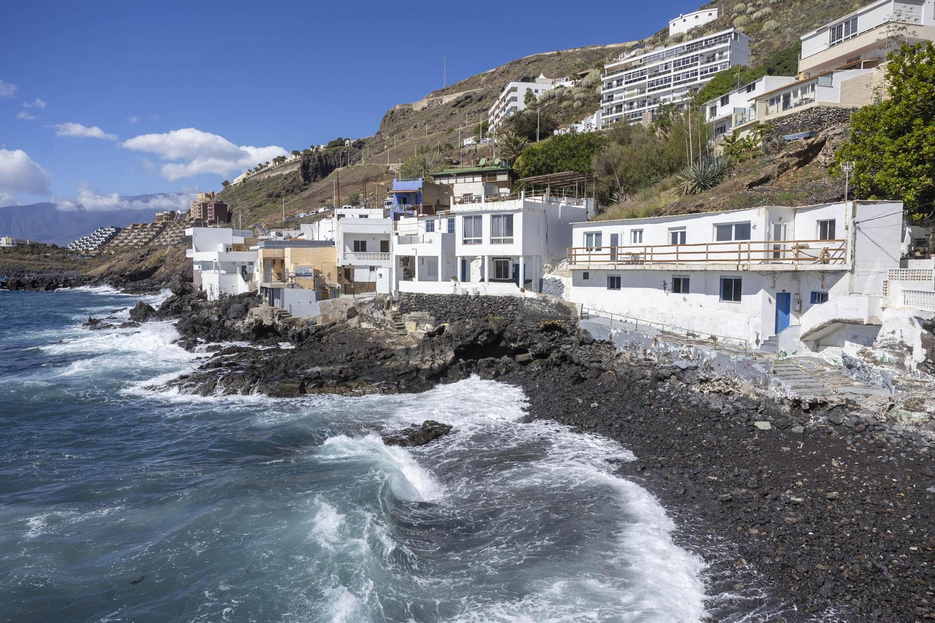 El acceso al núcleo costero de Bocacangrejo, en el municipio de El Rosario, permanece restringido tras el hundimiento parcial de la calzada debido al fuerte oleaje como consecuencia de la borrasca Therese. EFE/Miguel Barreto