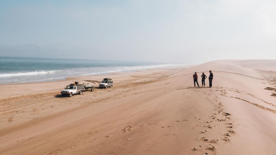 En la costa, entre los desiertos de Angola y Namibia, se encuentran las mejores olas del mundo