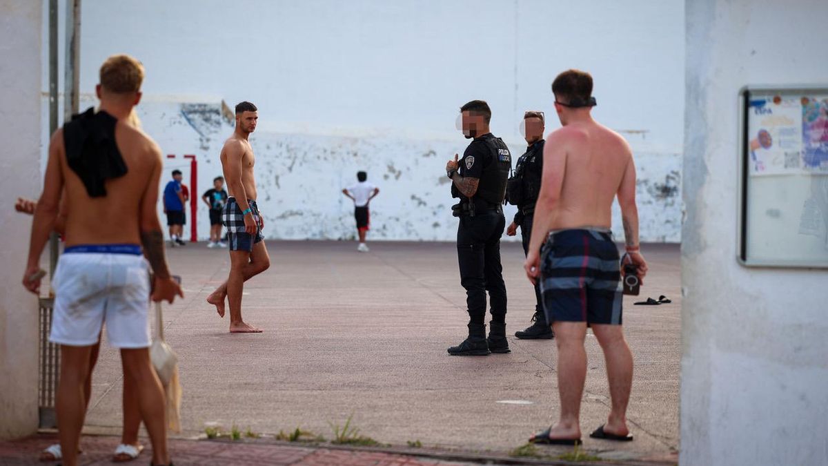 La Policía Local pide a cinco jóvenes turistas que salgan de la pista de fútbol sala donde arman jaleo tras salir de la fiesta.