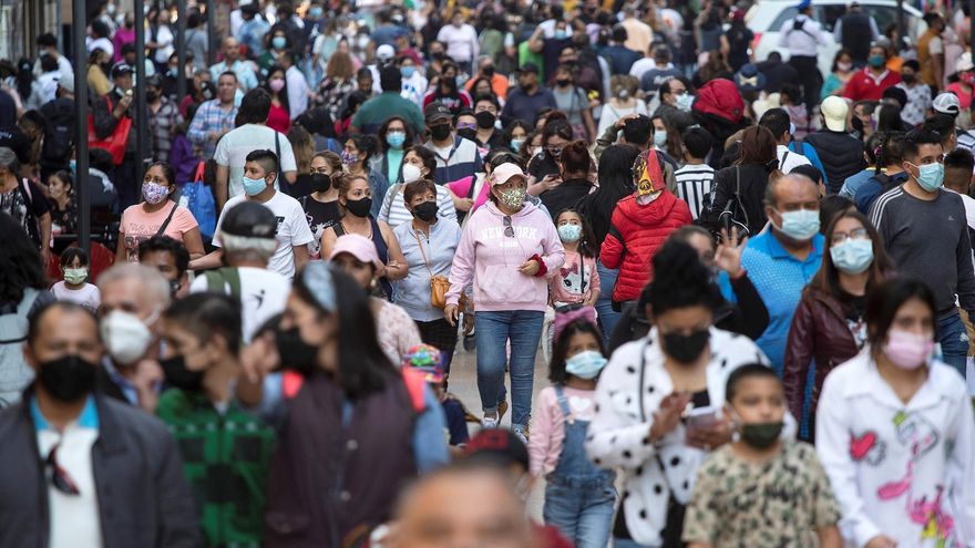 Personas caminan hoy por las calles del centro histórico de la Ciudad de México (México). EFE/ Isaac Esquivel